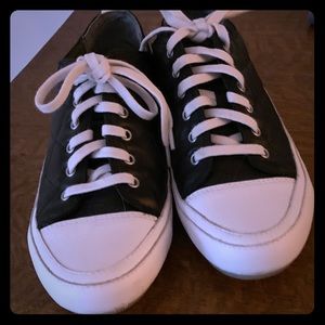 Ladies Vionic super cute sneaks!